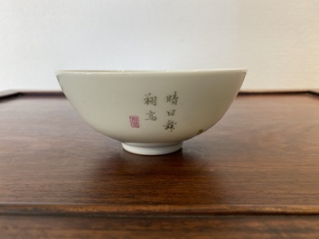 Een Chinese famille rose kom, Yongzheng merk, 20e eeuw