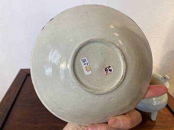 Deux bols et un br&ucirc;le-parfum tripod en porcelaine de Chine qingbai, Song/Ming