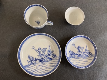 Twee Chinese blauw-witte koppen en schotels met mythologisch decor van Neptunus, Qianlong