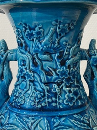 Paire de vases en porcelaine de Chine en turquoise monochrome &agrave; d&eacute;cor de lotus, 19&egrave;me
