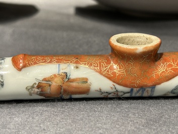 Rare pipe &agrave; opium en porcelaine de Chine aux sujets narratifs, 19&egrave;me