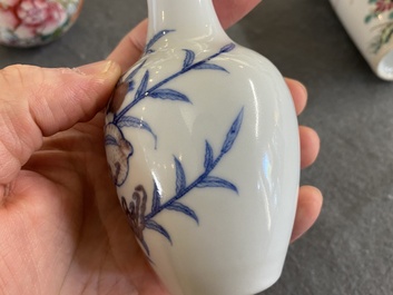 Drie Chinese famille rose en blauw-witte met koperrode vaasjes, 19/20e eeuw