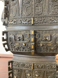 Een Chinese archa&iuml;stische deels vergulde bronzen 'fangzun' vaas met inscriptie, 19e eeuw