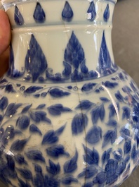 Vase de forme globulaire en porcelaine de Chine en bleu et blanc pour le march&eacute; islamique, Kangxi