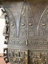 Vase archa&iuml;sant de forme 'fangzun' en bronze partiellement dor&eacute; et inscrit, Chine, 19&egrave;me