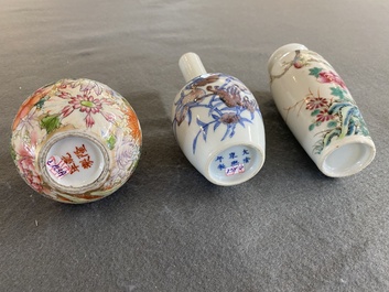 Drie Chinese famille rose en blauw-witte met koperrode vaasjes, 19/20e eeuw