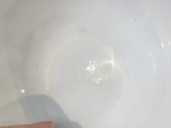 Een Chinese famille rose kom, Yongzheng merk, 20e eeuw