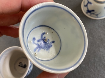 Huit tasses &agrave; th&eacute; et &agrave; vin en porcelaine de Chine, la plupart en bleu et blanc, Ming