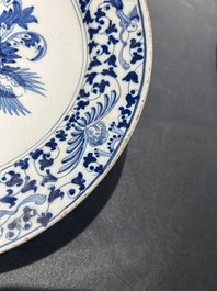 Un plat &agrave; d&eacute;cor armori&eacute; en fa&iuml;ence en bleu et blanc, atelier Verstraeten, Haarlem, ca. 1650-1660