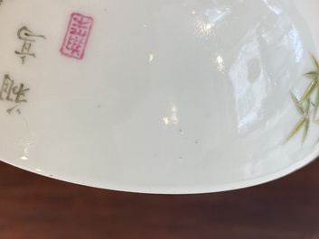 Een Chinese famille rose kom, Yongzheng merk, 20e eeuw
