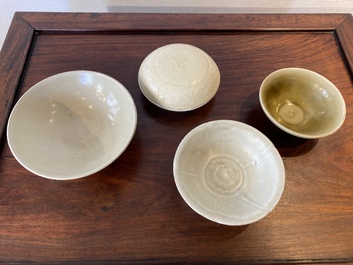 Drie Chinese celadon- en qingbai-geglazuurde kommen en een cr&egrave;me-geglazuurde dekseldoos, Song en later