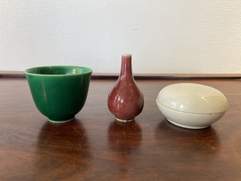 Un vase en porcelaine de Chine en rouge de cuivre, un bol &agrave; th&eacute; en vert et une bo&icirc;te couverte en blanc &agrave; d&eacute;cor anhua, 19/20&egrave;me