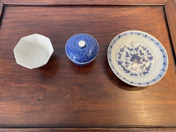 Trois pi&egrave;ces en porcelaine de Chine en bleu et blanc provenant d'&eacute;paves, &eacute;poque Transition et Jiaqing