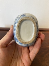 Een Chinese overglazuur gedecoreerde blauw-witte vaas op houten sokkel, 19/20e eeuw