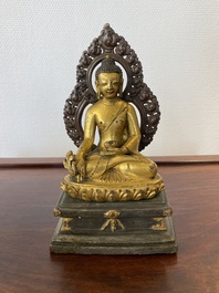 Een Sino-Tibetaanse vergulde en verzilverde bronzen genezende Boeddha of Bhaishajyaguru, 19e eeuw