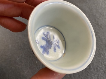 Huit tasses &agrave; th&eacute; et &agrave; vin en porcelaine de Chine, la plupart en bleu et blanc, Ming