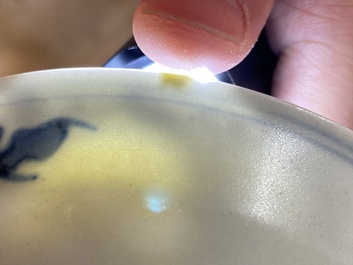 Trois pi&egrave;ces en porcelaine de Chine en bleu et blanc provenant d'&eacute;paves, &eacute;poque Transition et Jiaqing