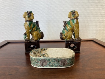 Une paire de porte-encens en porcelaine de Chine sancai et une pierre &agrave; encre en biscuit &eacute;maill&eacute; vert, Kangxi ou post&eacute;rieur