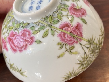 Een Chinese famille rose kom, Yongzheng merk, 20e eeuw
