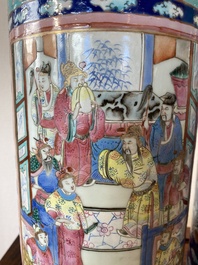 Een paar Chinese famille rose cilindrische vazen, 19e eeuw
