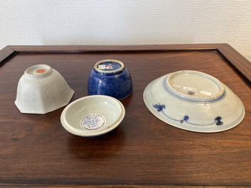 Trois pi&egrave;ces en porcelaine de Chine en bleu et blanc provenant d'&eacute;paves, &eacute;poque Transition et Jiaqing