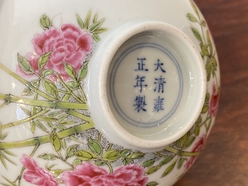 Een Chinese famille rose kom, Yongzheng merk, 20e eeuw