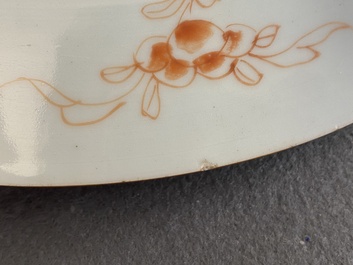 Un plat et deux coupes en forme de lotus en porcelaine de Chine famille rose, Qianlong