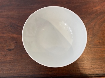 Een Chinese famille rose kom, Yongzheng merk, 20e eeuw