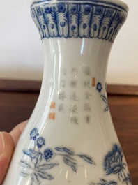 Een Chinese overglazuur gedecoreerde blauw-witte vaas op houten sokkel, 19/20e eeuw