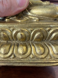 Een Sino-Tibetaanse vergulde bronzen Avalokitesvara, 17/18e eeuw