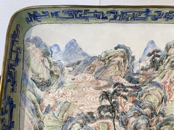 Een rechthoekig Chinees plateau met een berglandschap in Canton email, Yongzheng