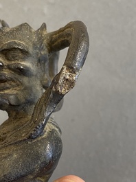 Een Chinese bronzen sculptuur van Kui Xing, Ming