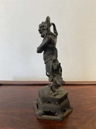 Een Chinese bronzen sculptuur van Kui Xing, Ming