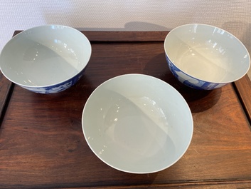 Trois bols en porcelaine de Chine en bleu et blanc &agrave; d&eacute;cor figuratif, marque de Xuande, 19&egrave;me