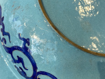 Un bassin &agrave; fond turquoise et un plat &agrave; fond bleu en &eacute;maux de Canton, Chine, 18/19&egrave;me
