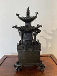 Een Chinese vierkante bronzen 'pagode' wierookbrander met inscripties, 17/18e eeuw