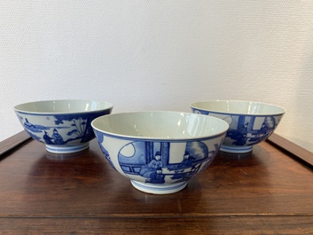 Trois bols en porcelaine de Chine en bleu et blanc &agrave; d&eacute;cor figuratif, marque de Xuande, 19&egrave;me