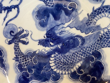 Een Chinees blauw-wit bord met een draak die de vlammende parel najaagt, Yongzheng merk en periode