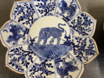 Een paar Chinese blauw-witte lotusvormige schotels met luipaarden, Kangxi