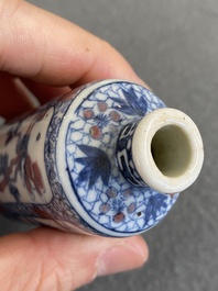 Tabati&egrave;re en porcelaine de Chine en bleu, blanc et rouge de cuivre, 19&egrave;me