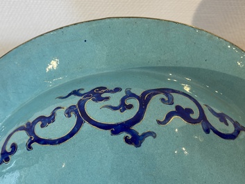 Un bassin &agrave; fond turquoise et un plat &agrave; fond bleu en &eacute;maux de Canton, Chine, 18/19&egrave;me