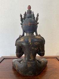 Een grote Sino-Tibetaanse vergulde en gelakte bronzen Boeddha, 19/20e eeuw