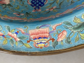 Een Chinees bassin met turquoise fondkleur en een schotel in Canton email, 18/19e eeuw
