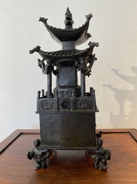 Een Chinese vierkante bronzen 'pagode' wierookbrander met inscripties, 17/18e eeuw