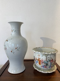 Une jardini&egrave;re sur support et un vase en porcelaine de Chine famille rose, marque de Hongxian et de Qianlong, R&eacute;publique