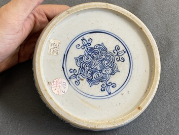 Pierre &agrave; encre en porcelaine de Chine en bleu et blanc, Kangxi