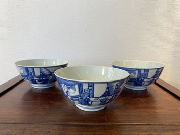 Trois bols en porcelaine de Chine en bleu et blanc &agrave; d&eacute;cor figuratif, marque de Xuande, 19&egrave;me