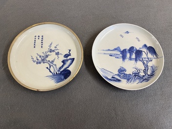 Twee Chinese blauw-witte 'Bleu de Hue' borden voor de Vietnamese markt, Ngoan Ngoc merk en zegelmerk, 19e eeuw