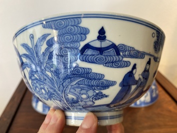 Trois bols en porcelaine de Chine en bleu et blanc &agrave; d&eacute;cor figuratif, marque de Xuande, 19&egrave;me