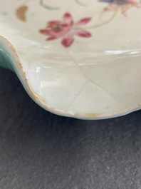 Grand plat en forme de lotus en porcelaine de Chine famille rose &agrave; d&eacute;cor appliqu&eacute;, Yongzheng/Qianlong